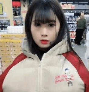 女孩逛东西却被怀疑偷超市,工作人员:你胸前藏胸浦高中女生图片