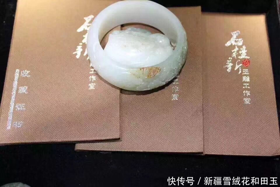 科普一篇少见的和田玉籽料带翠的小知识