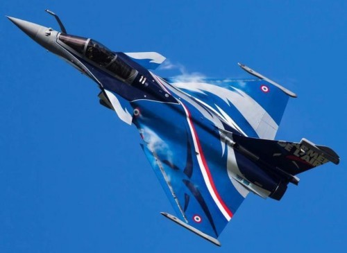 阵风战斗机是法国空军主力战斗机,近日该机换上了新涂装,蓝色和灰色的