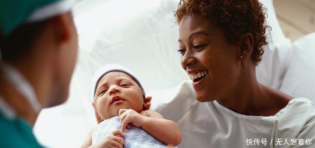 宝宝出生后,第一口先喝水还是先喝母乳可能多