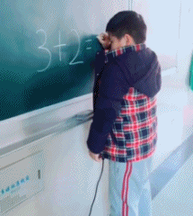 搞笑gif动态图:同学你来学校莫不是搞笑的吧