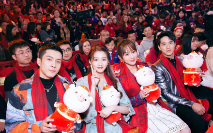 关晓彤和杨紫合影告诉杨紫,纯天然永远胜过整