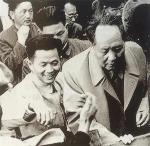 他曾跟粟裕同级,另外一个身份却名垂千古,毛主席承认不如他