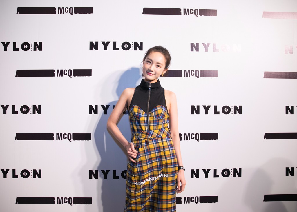 李一桐受邀《NYLON》创刊一周年派对 造型利落时尚感满分