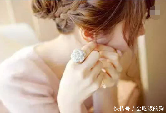 女子在耳朵的这个位置打上耳洞之后,谁知又长