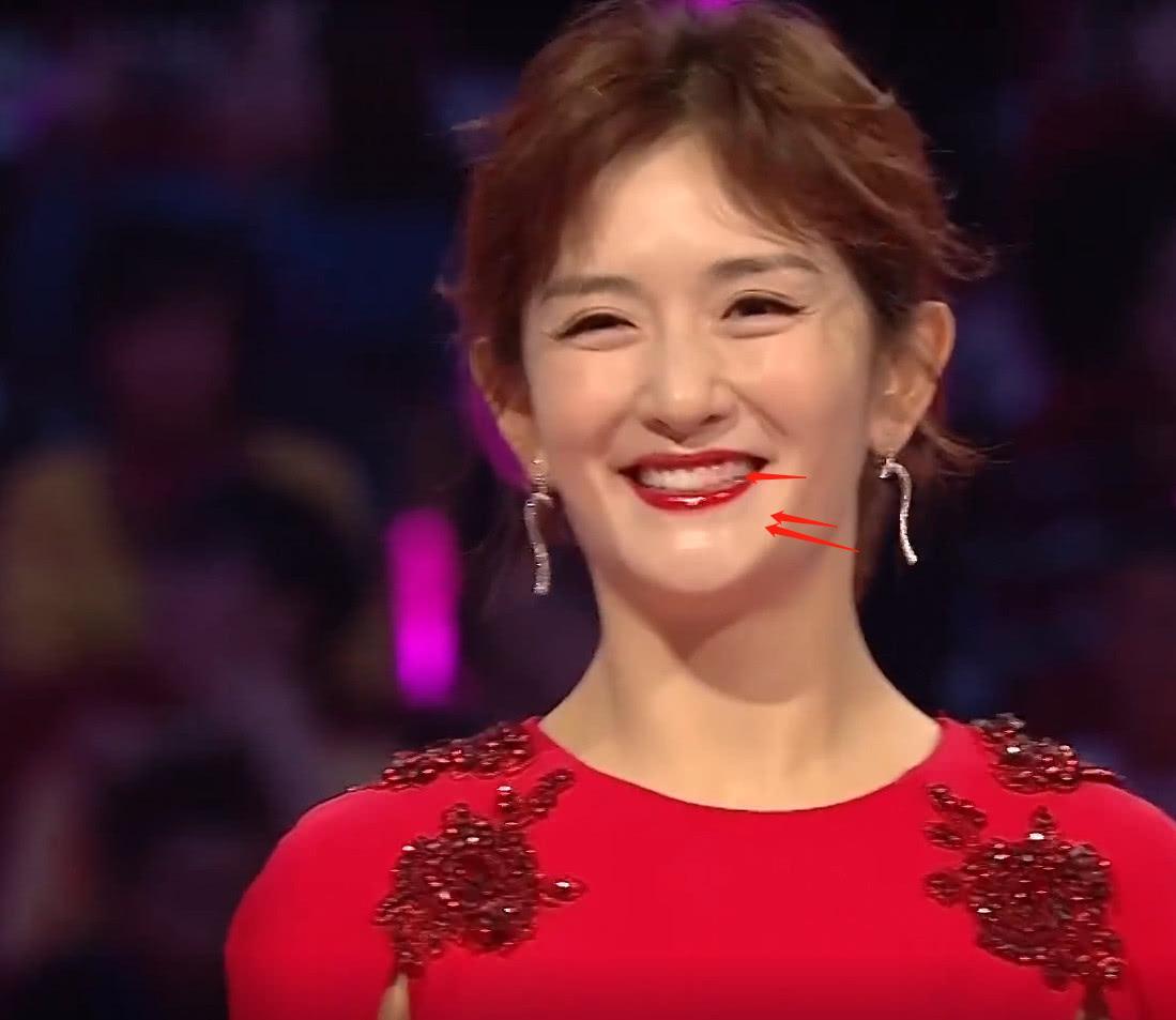 谢娜跨年牙口却很突出,赵丽颖补刀更是一绝