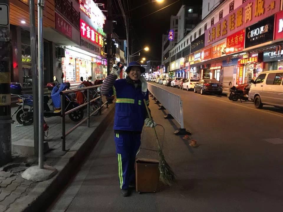 除夕夜2万余环卫工值守,烟花爆竹垃圾同比降七成多