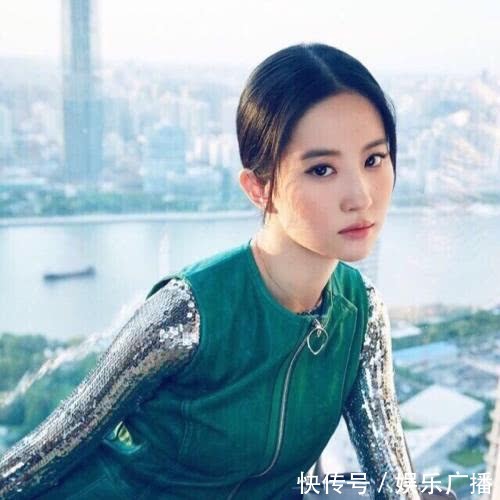 刘亦菲最想删除的照片,黑色紧身裤太尴尬,网友