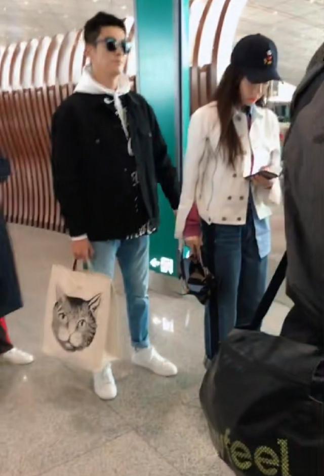 杜江霍思燕撒狗粮,一黑一白帅气十足,杜江一个