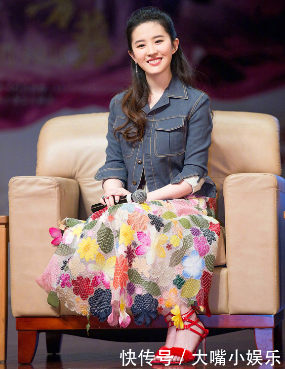 刘亦菲牛仔外套搭配绣花长裙,网友:颜值高,怎么