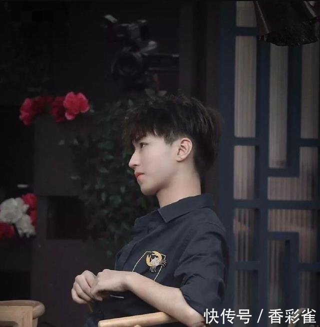 看到王俊凯做脱手套的动作,网友觉得他符合变