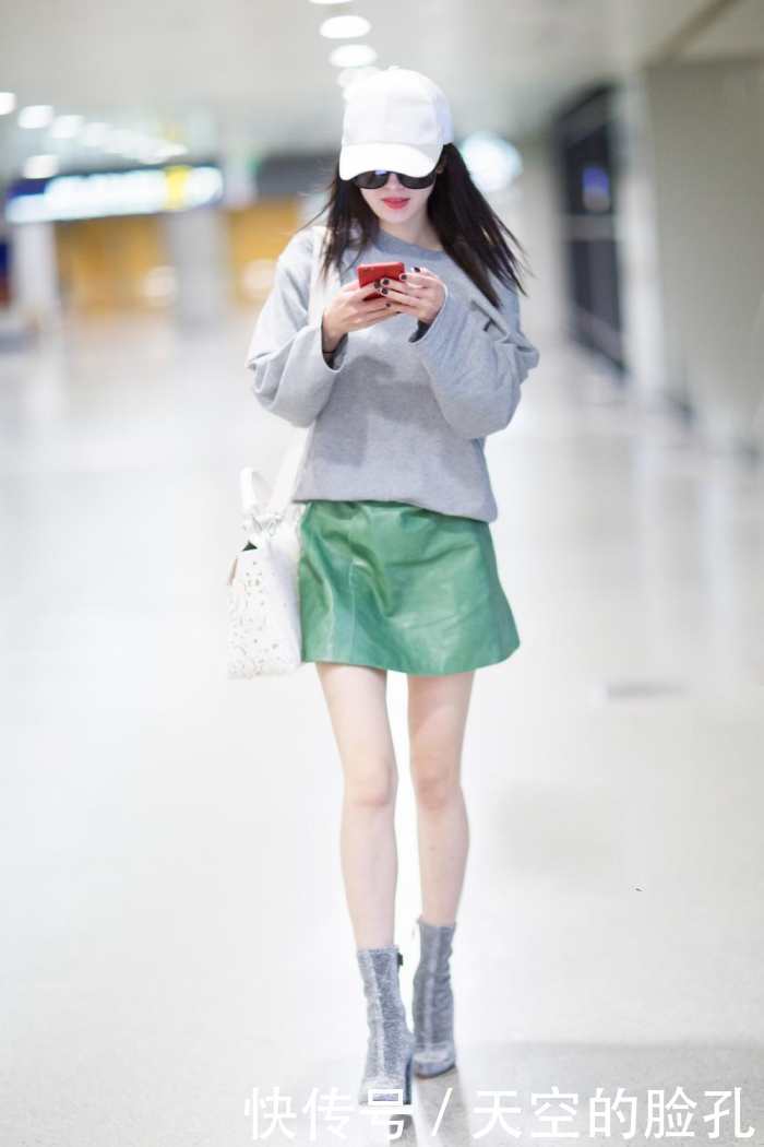 杨幂穿超短裙出席活动,身材比例超好, 网友 这腿