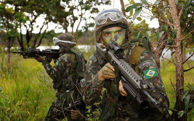 此国土地面积大经济好,足球踢得最好,但军事战