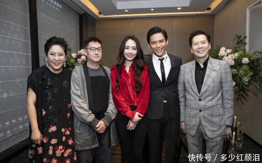 向佐求婚成功!郭碧婷订婚钻戒闪眼,却被没笑容