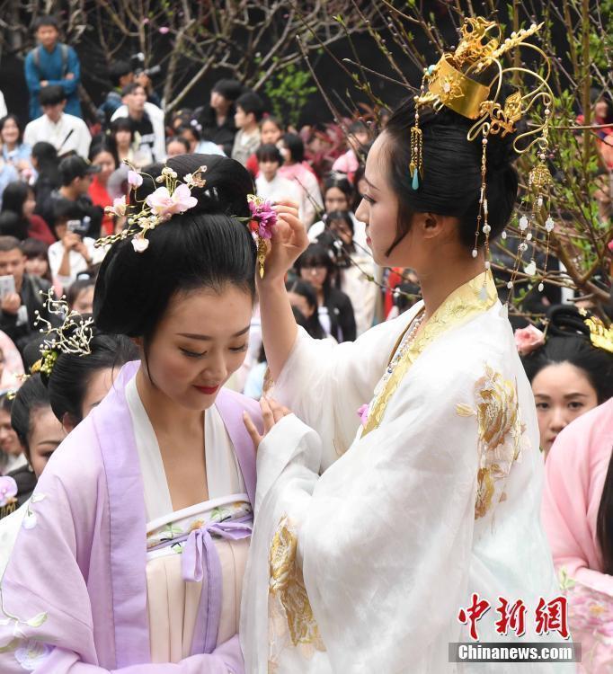 “花神节”到来 各地上演唯美“花神祭”