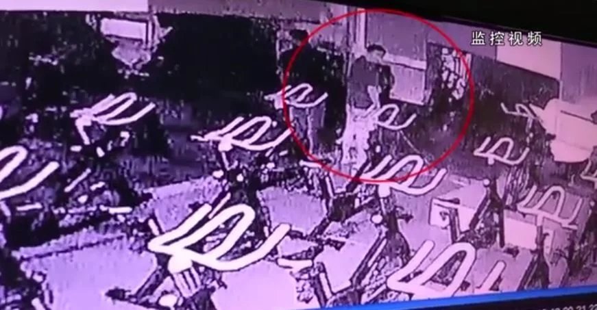 女子在健身房更衣室内,男教练这么做太龌龊了