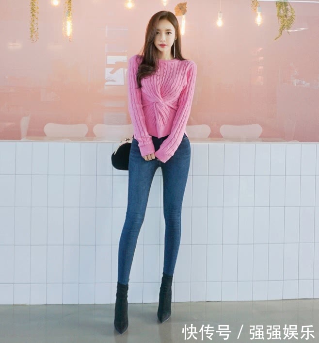 街拍牛仔裤美女展现柔情万千的洋气穿搭!