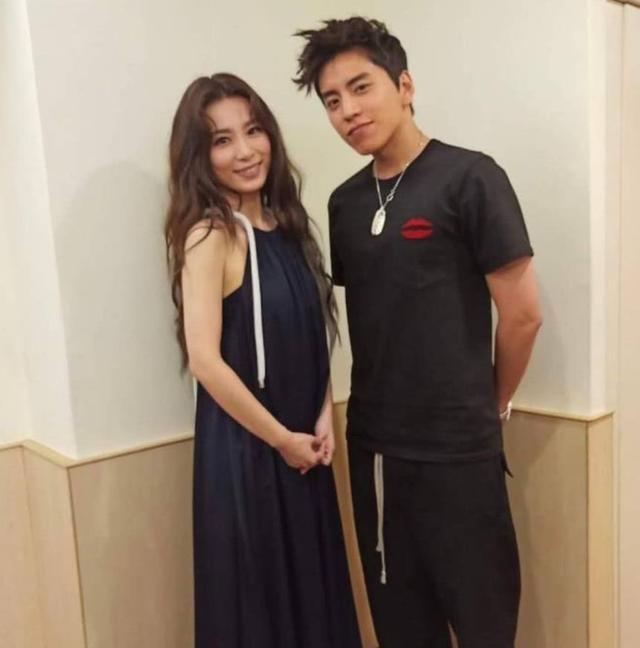 时隔多年,王大陆田馥甄再次甜蜜合照,我们林