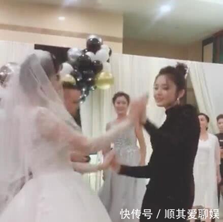 古力娜扎穿连衣短裙参加姐姐婚礼,大秀热舞美