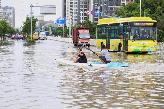 广州的雨有多大?白云机场被暴雨覆盖变\＂码头\＂了