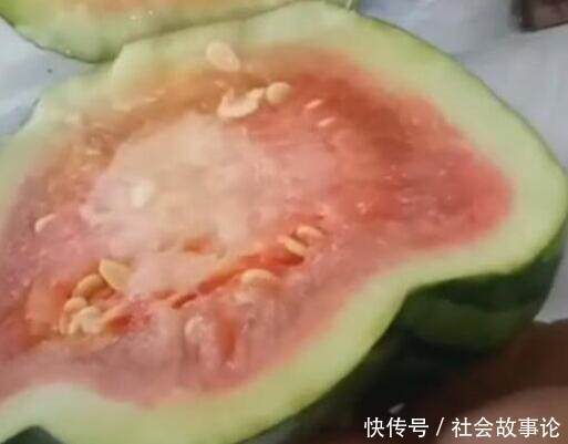 男子在街边发现一个奇怪西瓜，好奇买回家打开，谁知打开后傻眼了