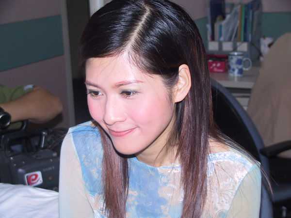 与冯小刚深陷夜宿门后事业家庭尽毁，这位女主持放飞自我周旋于多位富豪男友之间