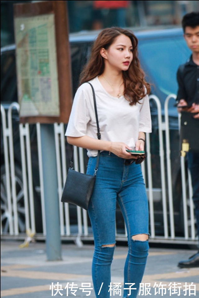 现在的时尚姑娘,穿破洞牛仔裤,磨破,挖洞,是在比