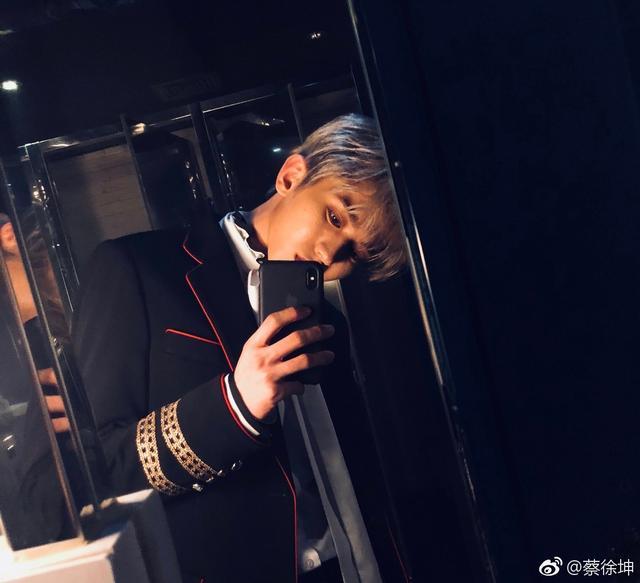 蔡徐坤代言手机假想贴引热议!ikun:他代言的我