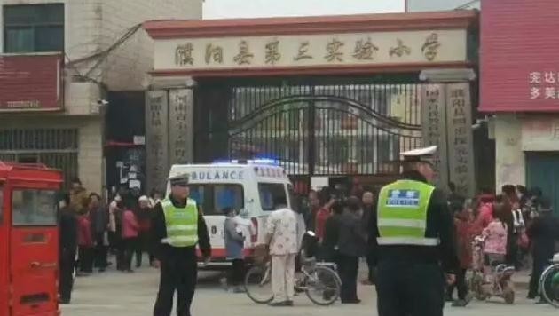 河南小学生踩踏致2死20伤!