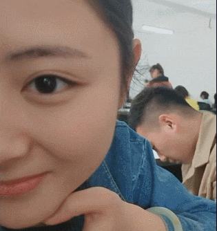 搞笑gif: 美女, 你的眼神很有杀气啊