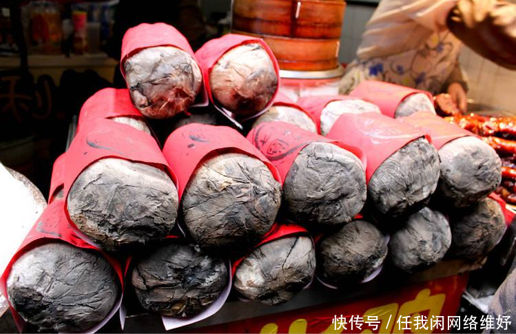 是在美食叫花鸡,传统看到不知所措,这美食烤土金基百纳老外图片