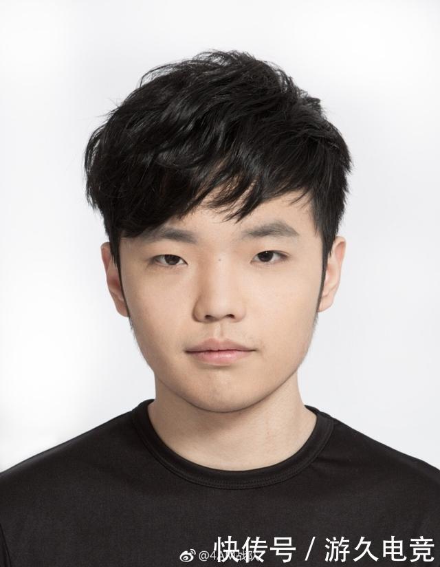 4AM将赴澳洲参加比赛 签证照片帅炸 粉丝:孤存