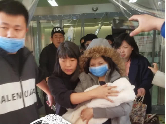 赵丽颖产后三天便出院,面容憔悴惹人心疼,冯绍