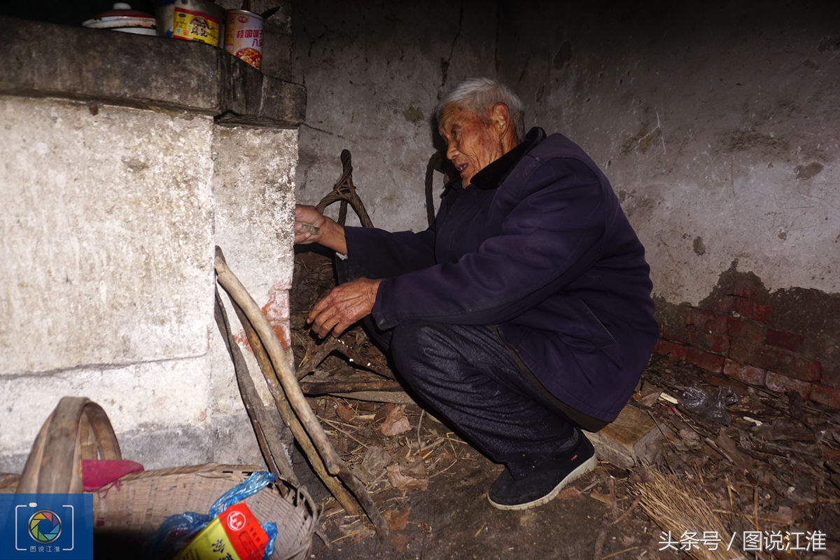 82岁老人经常晚上抱着去世老伴照片,孤单一人