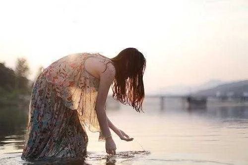 相亲遇到暗恋女孩, 我紧张得跑厕所, 听到一对话