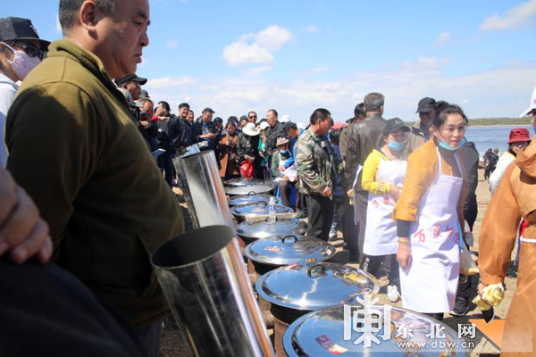 传承千年:体验黑龙江萝北县开江节 江水炖江鱼