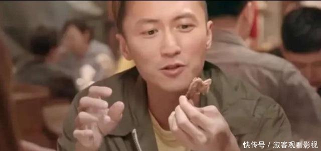 张靓颖教谢霆锋吃兔头方法,对方却一脸嫌弃,真