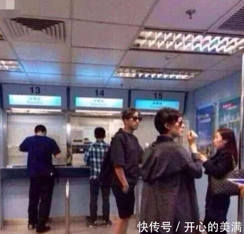 孙俪怀第三胎现身医院,邓超开心的在活动现场