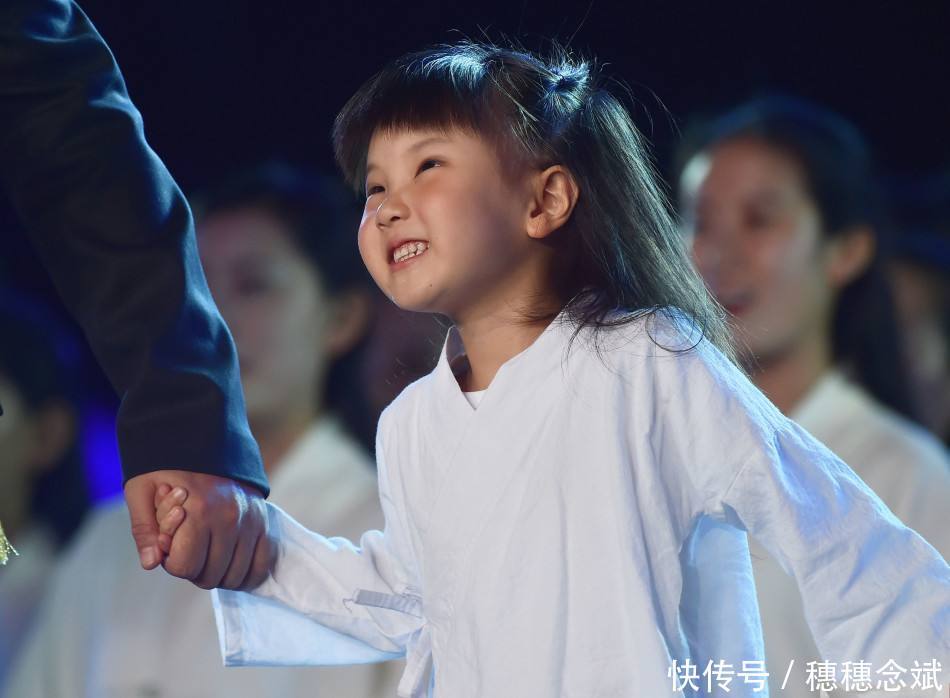 采访孙楠女儿视频 t014aed98e93a9bbf5a.jpg