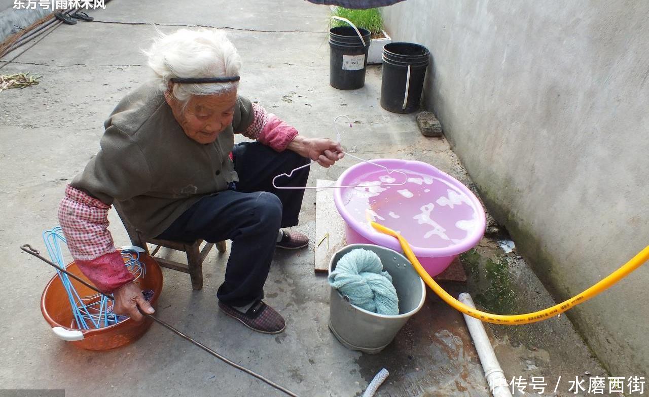 85岁农村老太太自己洗衣服做饭,诠释什么是满