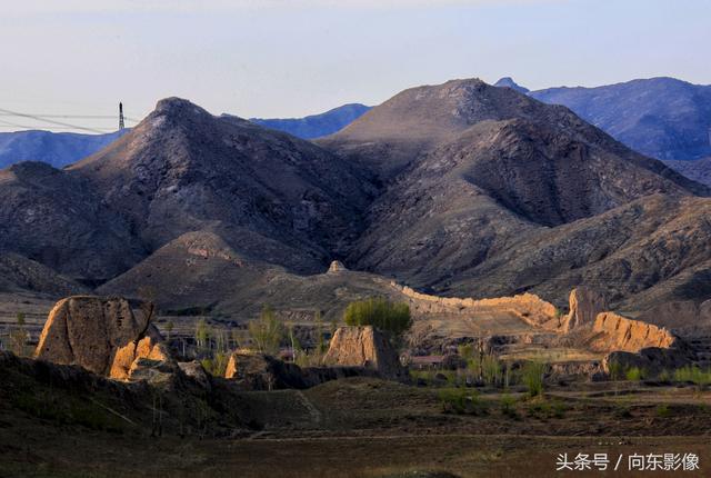 就近取材的方式,分别建有砖墙,石墙,夯土墙,铲山墙,山险墙等多种类型