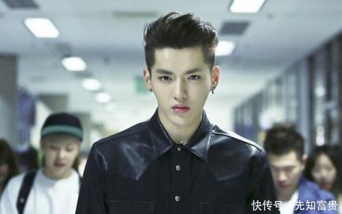 宋茜坐在吴亦凡旁边,谁注意到了吴亦凡的潜意