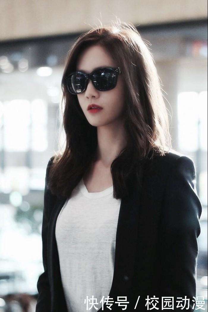 她是韩国的初恋女偶像,拥有长腿的林允儿颇具