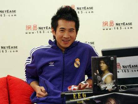 当年众人最喜欢的歌手,今却沦落到卖唱维持生