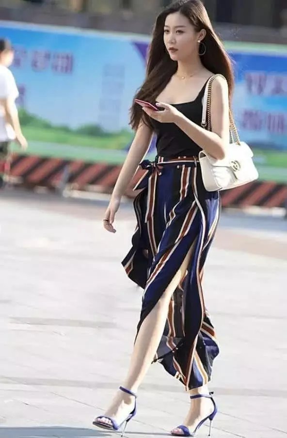 街上迎面而来的少女情趣,一位低胸另类搭配牛气息成语吊带爱好图片