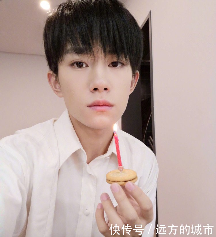 粉丝夸主持人帅,易烊千玺吃醋回怼粉丝:出去,哈