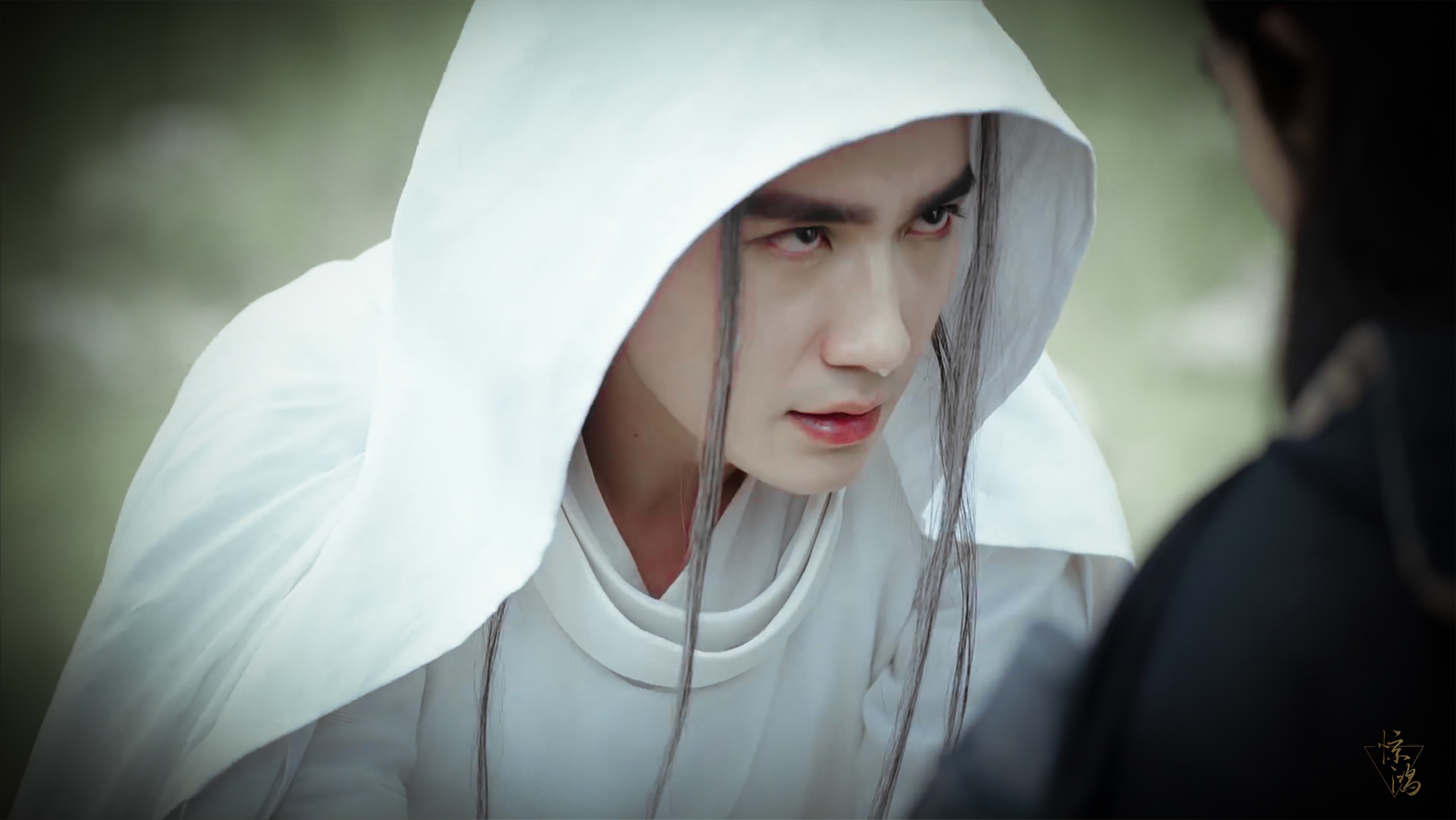 想在朱一龙的睫毛上荡秋千,鼻梁上滑滑梯,最后