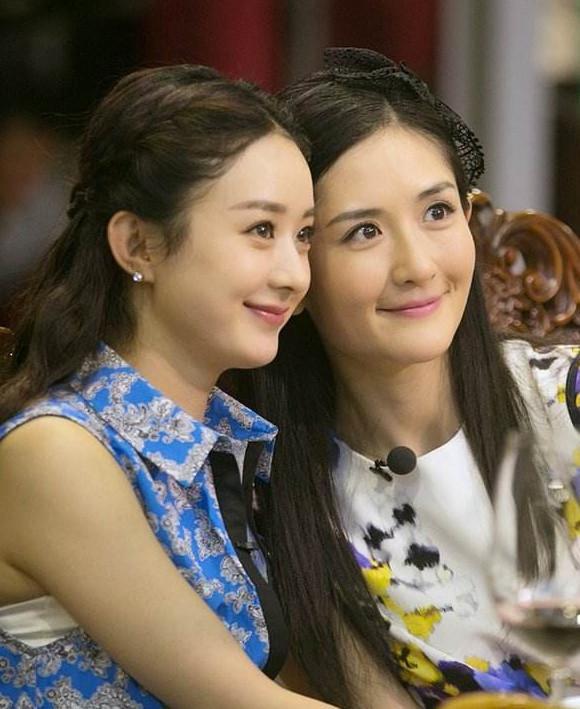 赵丽颖与众多女星合影从没输过 直到遇见她