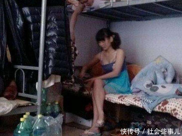 女子在出租房里赚钱, 来来往往都是熟人, 女子: 我服务非常好