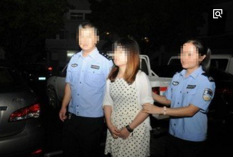 孕妇产双胞胎后，丈夫卷走救命钱，医生却报警将孕妇抓起来